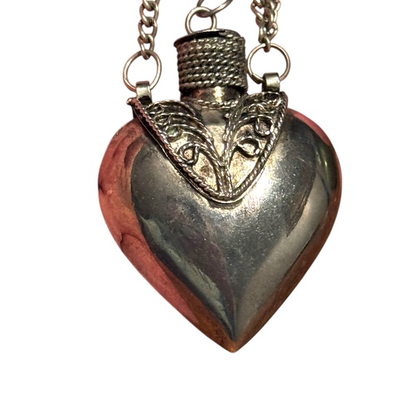 Silver Vintage Heart Pendant Perfume bottle Necklace - Picture 3 of 11